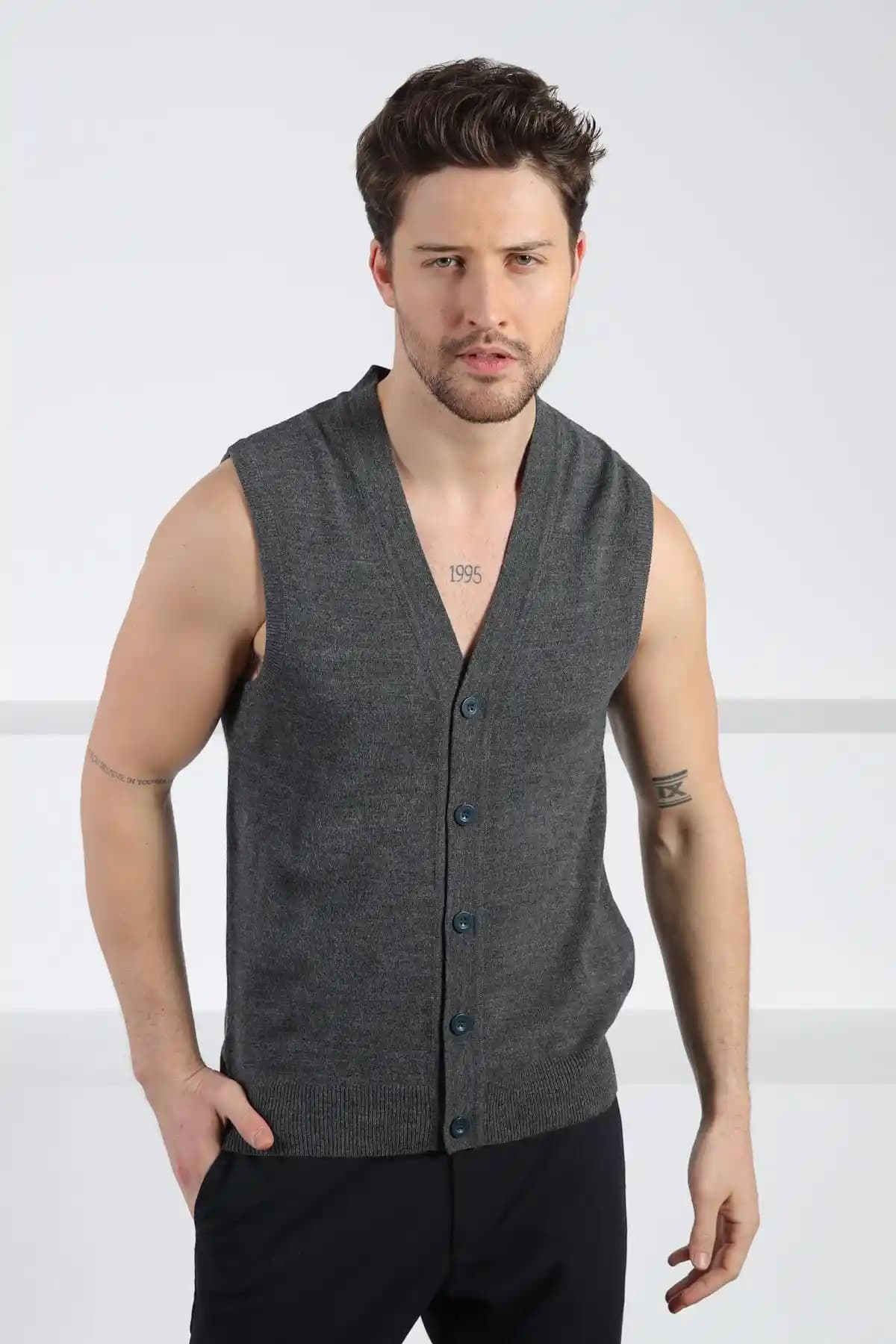 Uzun Kollu Triko Yelek Modada Çok Yönlü ve Şık Bir Parça Olarak Öne Çıkıyor