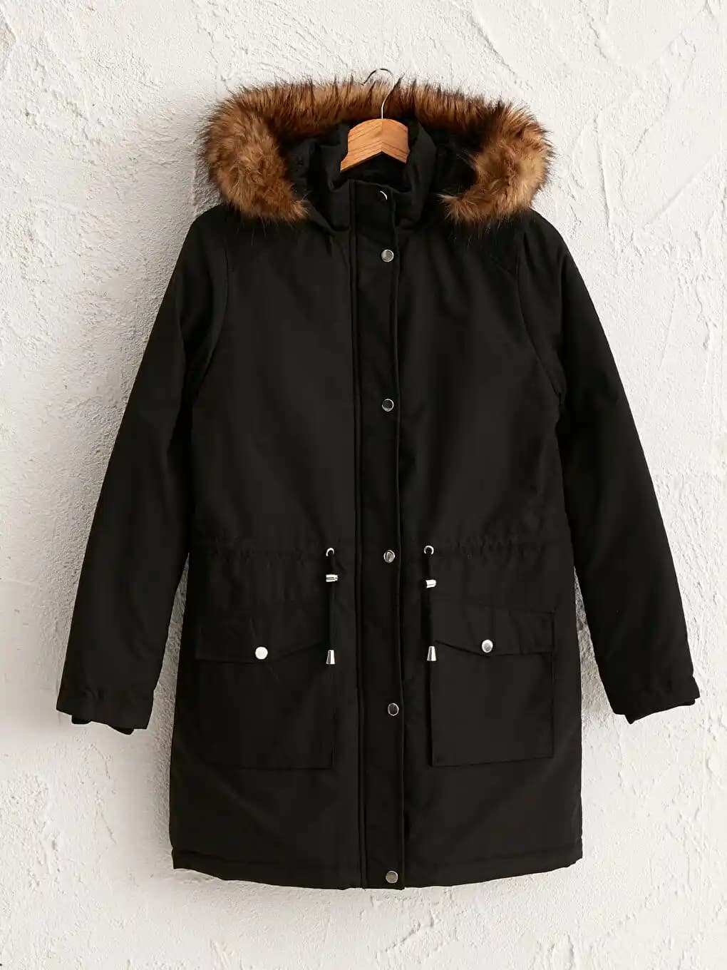 Uzun Mont Modası: Şıklık ve İşlevselliğin Modern ve Zarif Buluşması