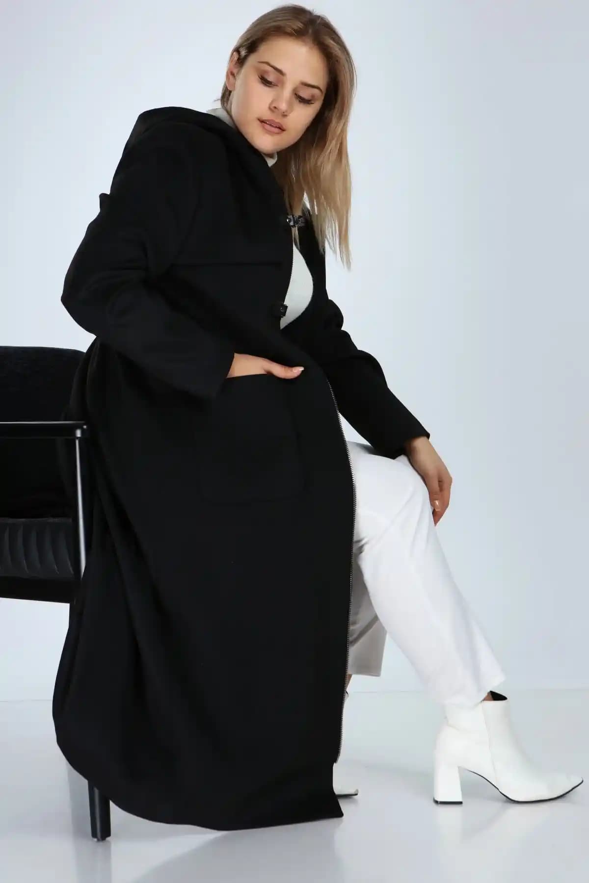 Uzun Siyah Paltoyla Kışın Şıklığını ve Zarafetini Yansıtmanın Yolları