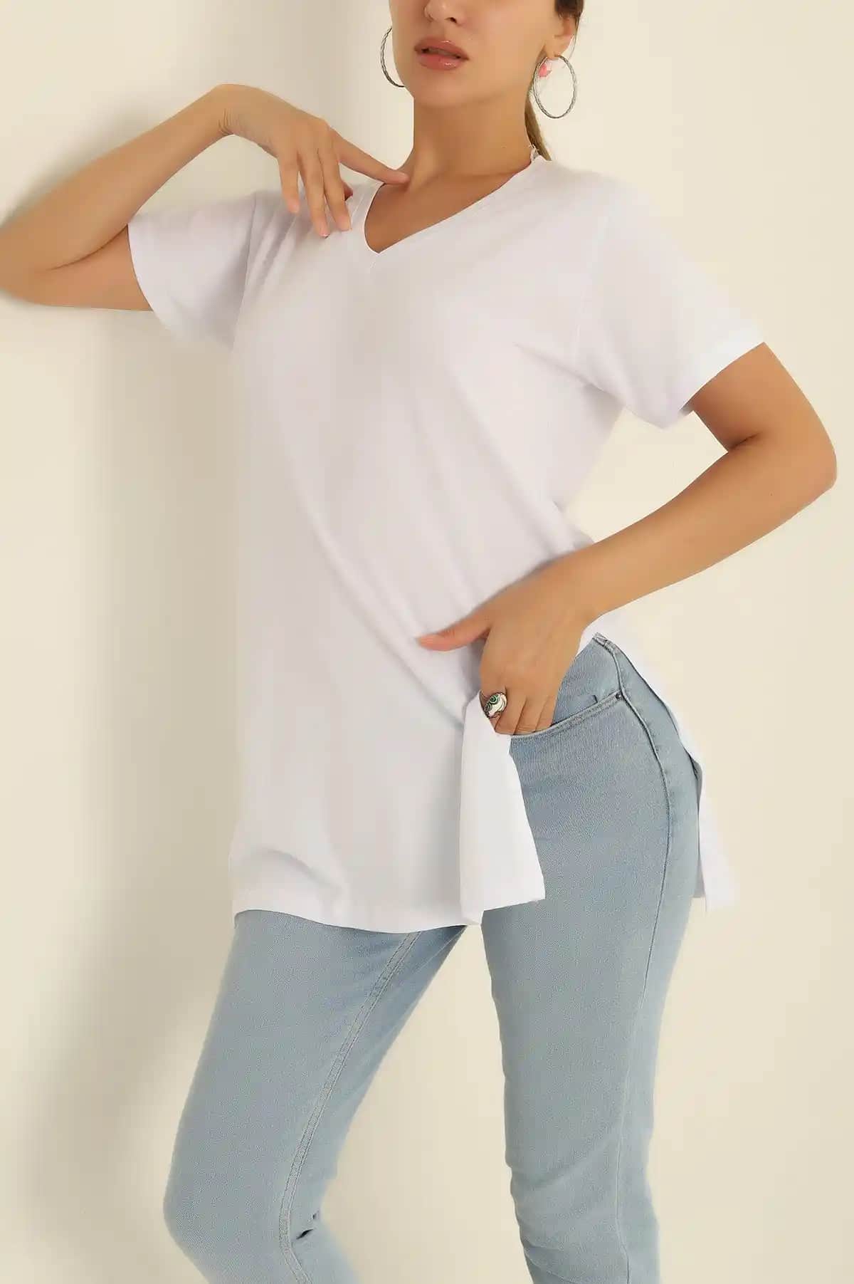 Uzun Yırtmaçlı Tişörtler Moda Dünyasında Şıklık ve Rahatlığın Buluşması