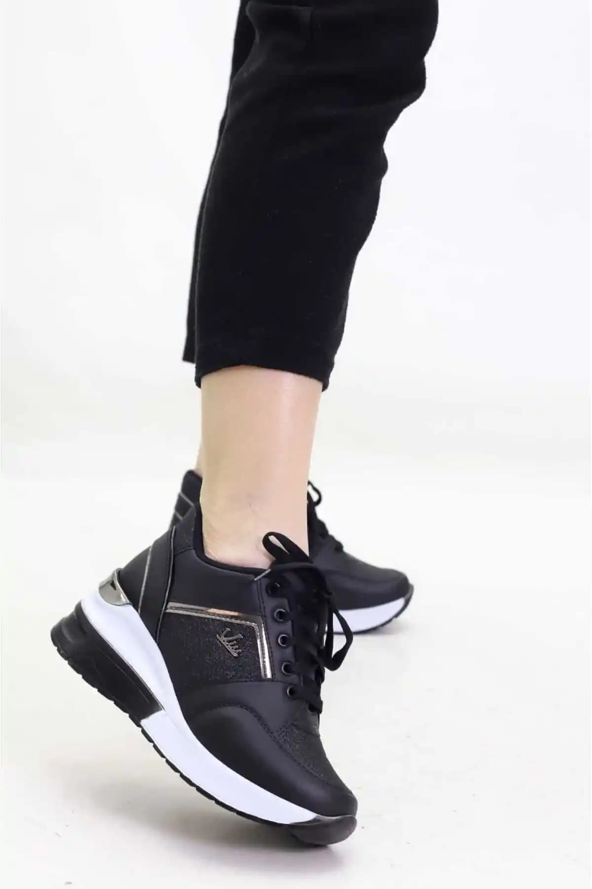 V Amblemli Ayakkabılar Moda Dünyasında Yenilikçi ve Şık Bir Trend Analizi