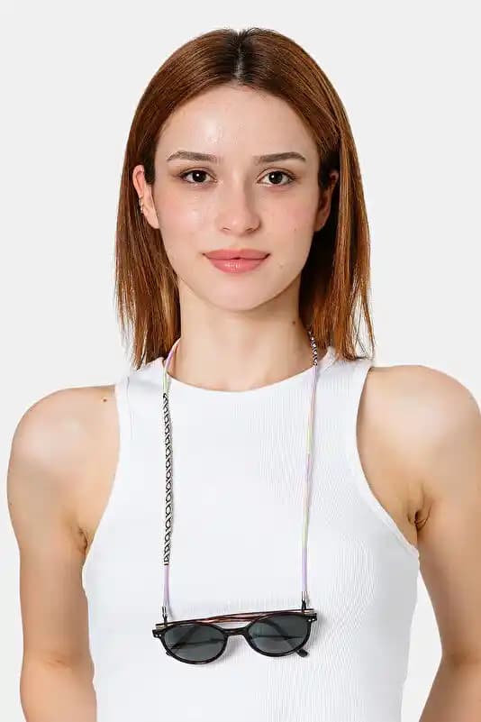 V Gözlük Modasında Kendine Özgü Tarz ve Güncel Trendler Analizi