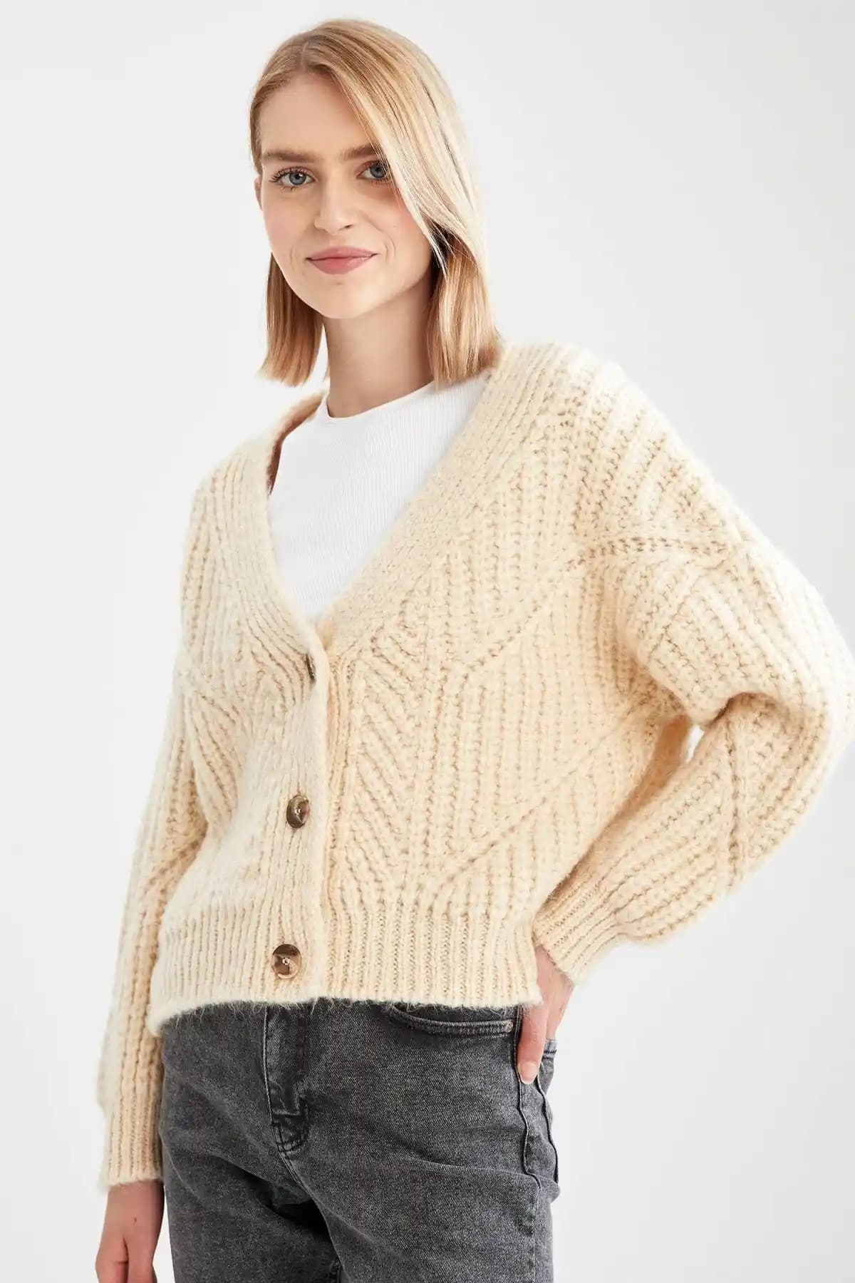 V Yaka Hırka Modada Zarif ve Çok Yönlü Bir Parça Olmaya Devam Ediyor