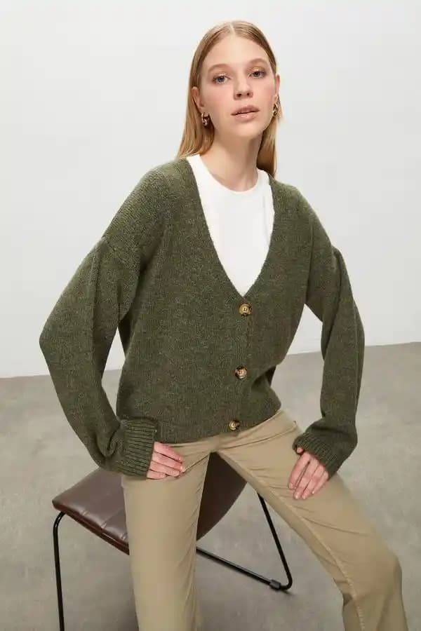 V Yaka Hırka Modelleri ve Kombinasyon Önerileri Moda Dünyasında Şıklık ve Konforun Buluşması