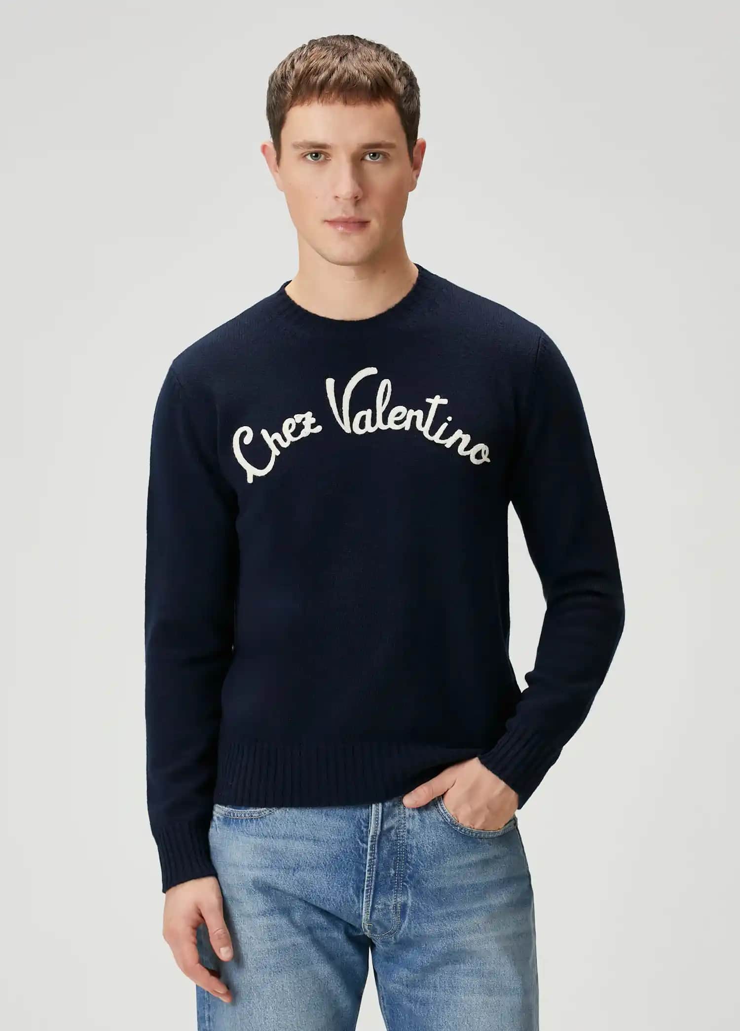 Valentino Kazak Koleksiyonu: Şıklık ve Konforu Bir Arada Sunan Modern Tasarımlar