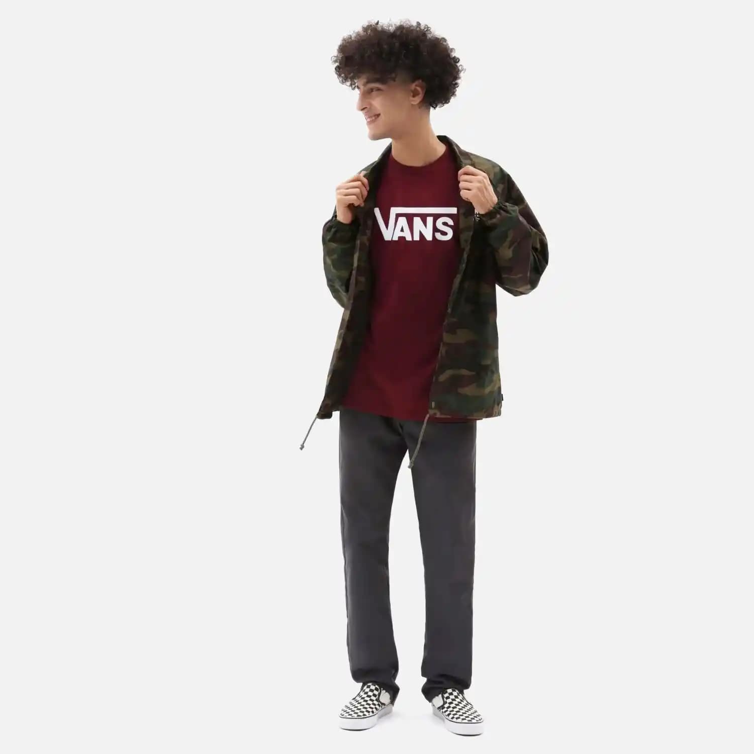 Vans Bordo Tişört: Moda ve Rahatlığın Birleştiği Stil İpuçları ve Kombinasyon Önerileri