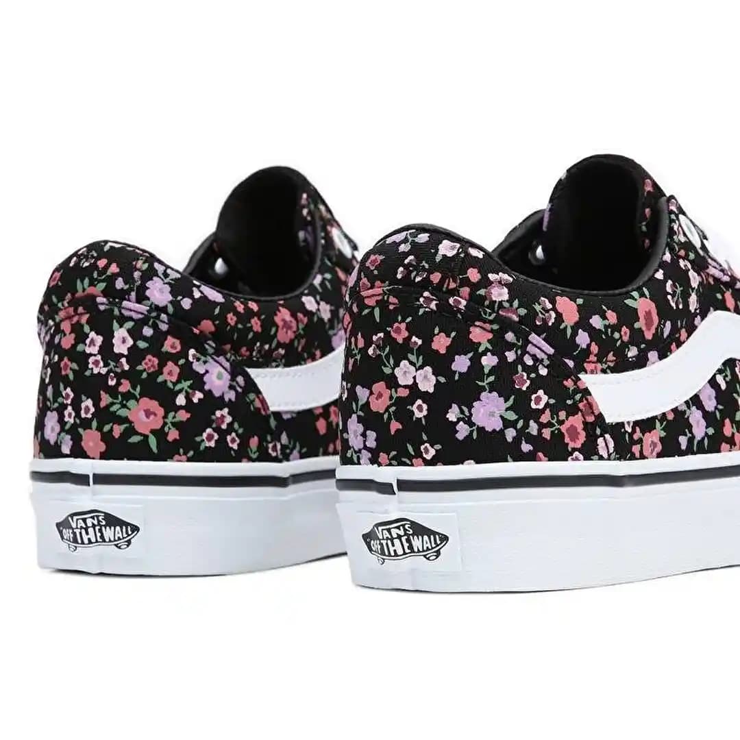 Vans Çiçekli Ayakkabılar ve Moda Dünyasındaki Yeri Analizi