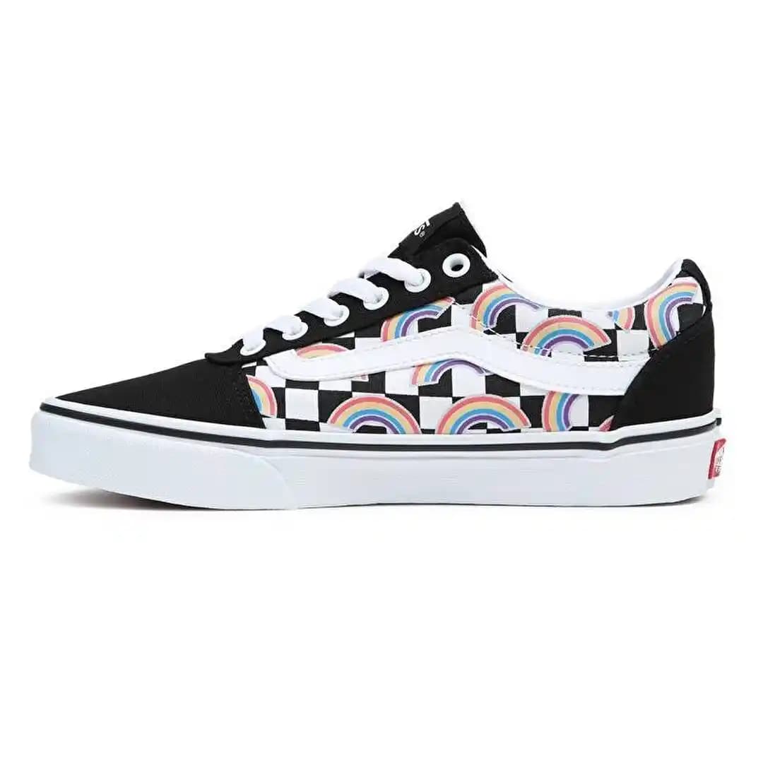 Vans Desenli Ayakkabılar: Moda Dünyasında Kendine Özgü Bir İfade Yaratma Rehberi