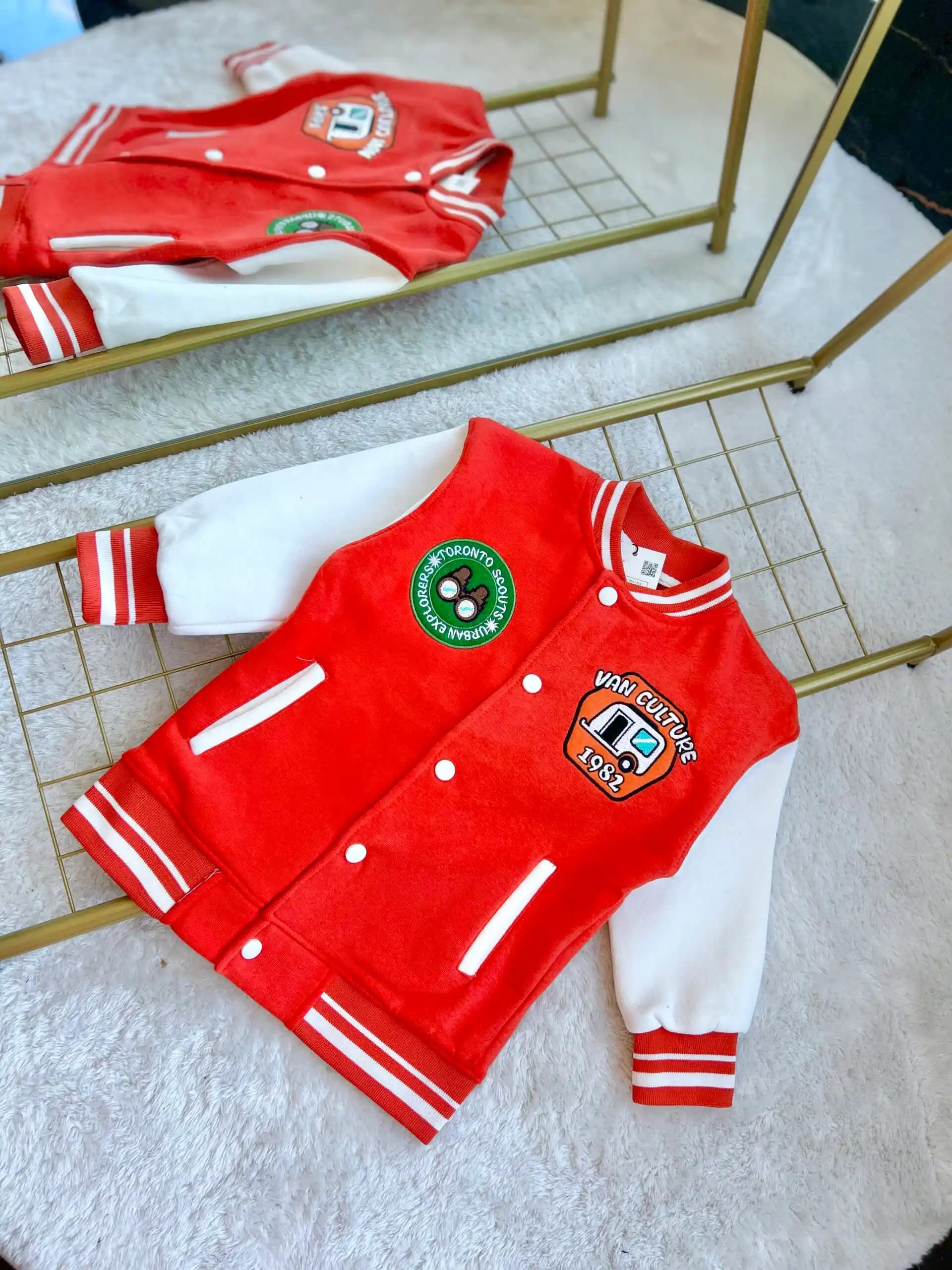 Vans Kolej Ceketi: Sokak Modasında Kendine Özgü Stil ve Modern Tasarım