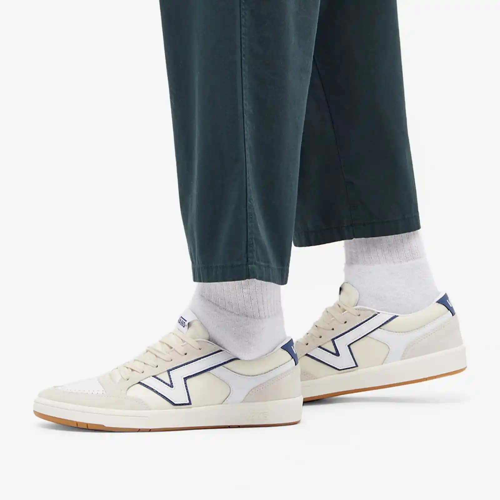 Vans UA Lowland CC: Günlük Şıklık ve Konfor Sunan Modern Spor Ayakkabı Modeli