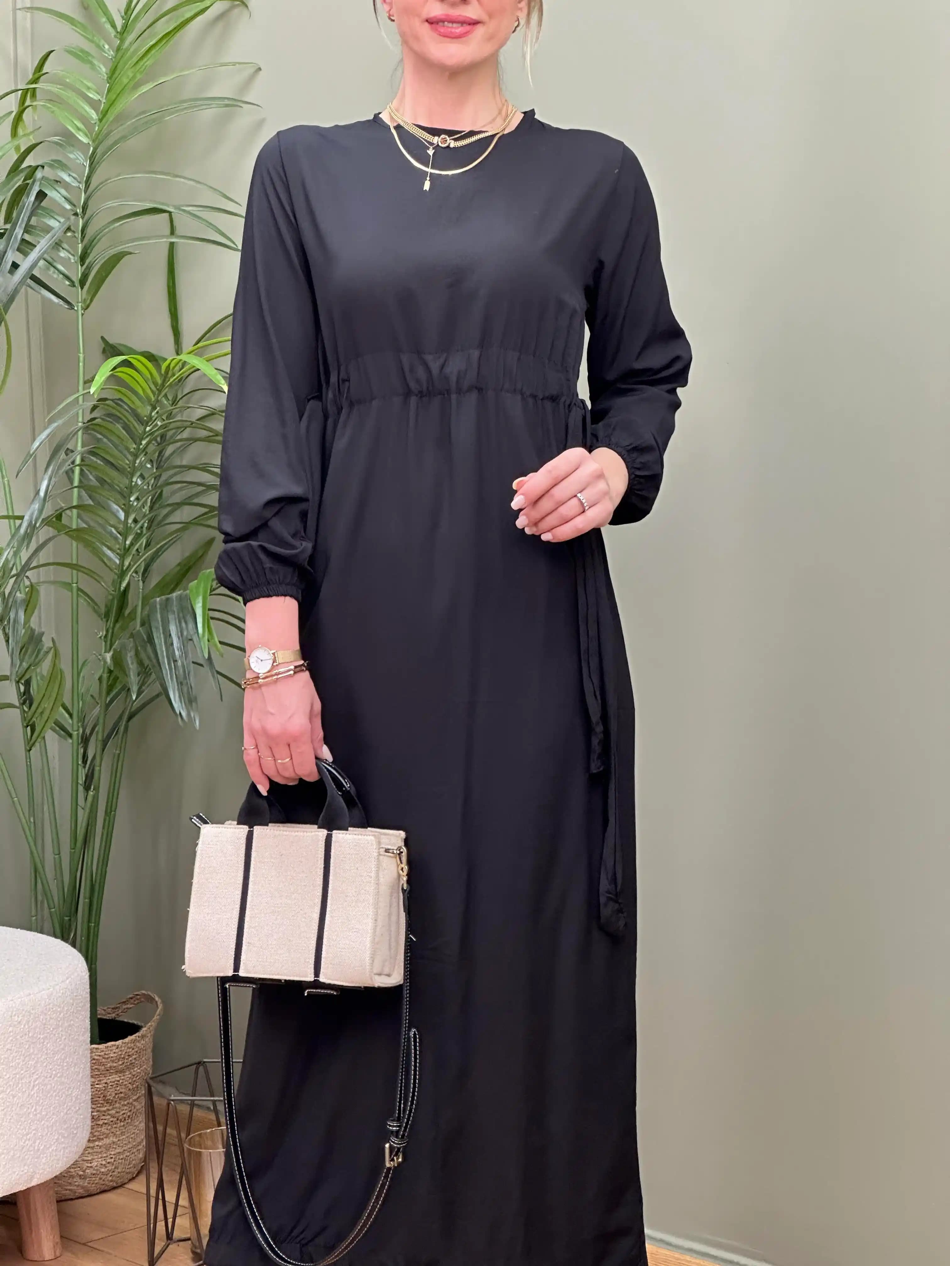 Viskon Siyah Elbise: Moda Trendleri ve Stil İpuçlarıyla Zarif Kombinasyonlar