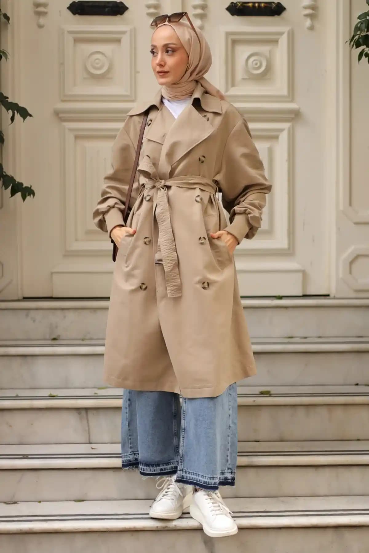 Vizon Trençkotlar: Zamansız Şıklığın İkonu ve Çok Yönlü Moda Parçası