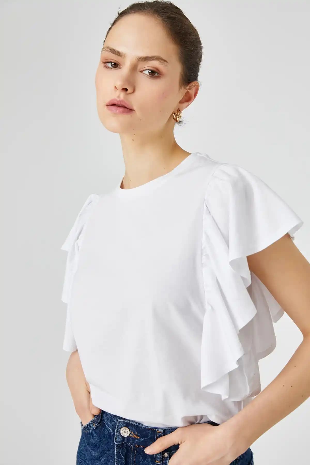 Volanlı Tişörtler Moda Dünyasında Feminenlik ve Şıklığın Simgesi