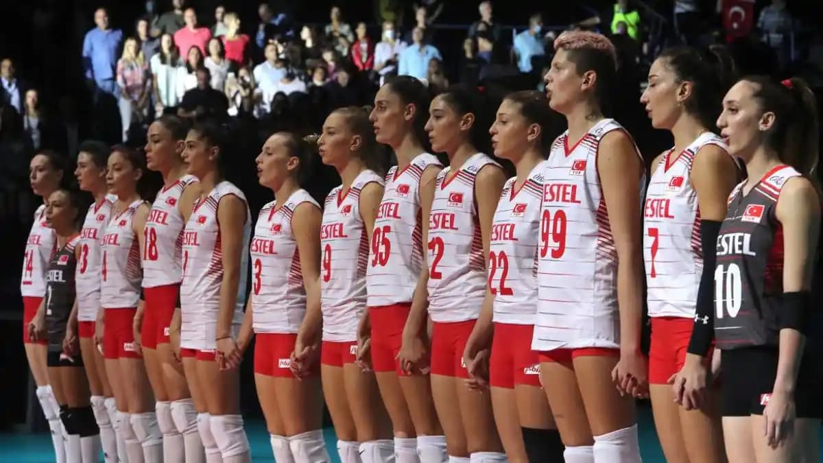 Voleybol Oynarken Giyilecek Kıyafetler ve Moda Trendleri Analizi