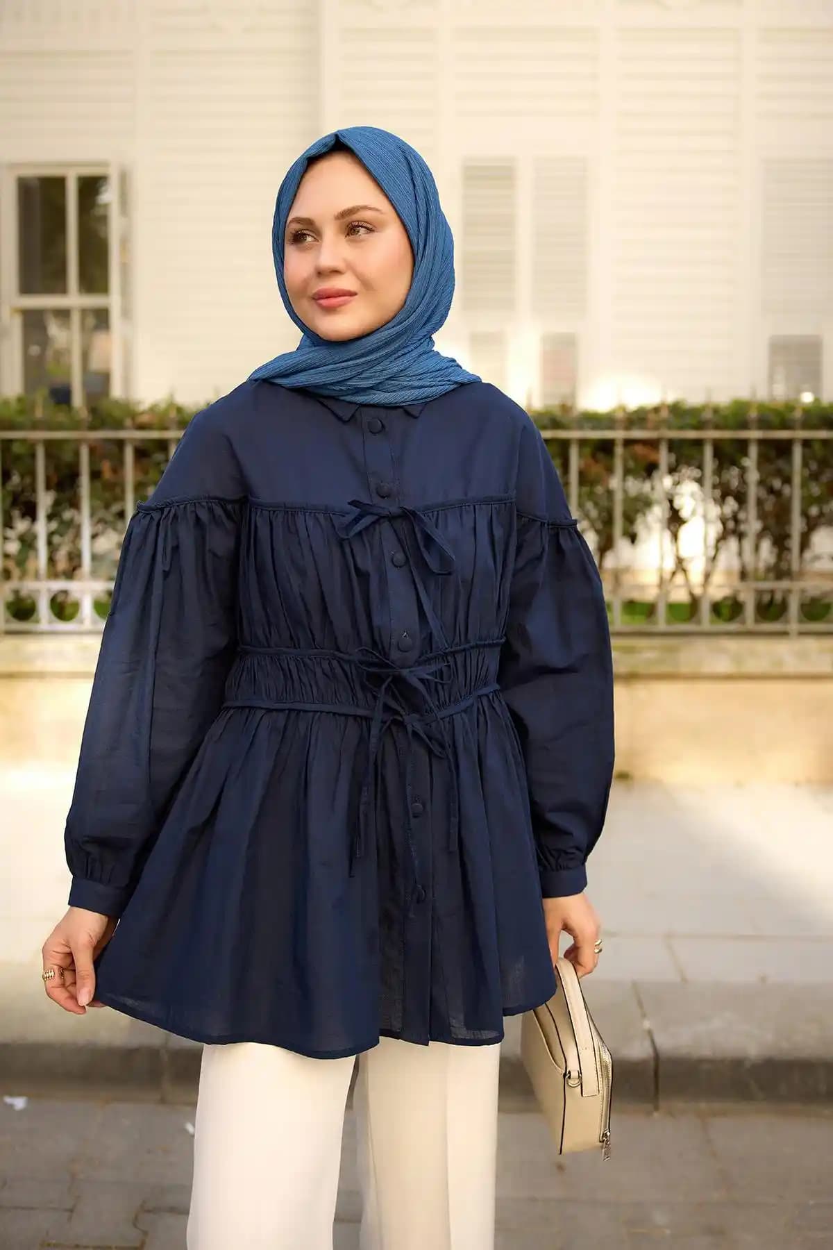 Vual Gömlek Modada Zarafet ve Çok Yönlülük Sunan Şeffaf Tasarım Özellikleri