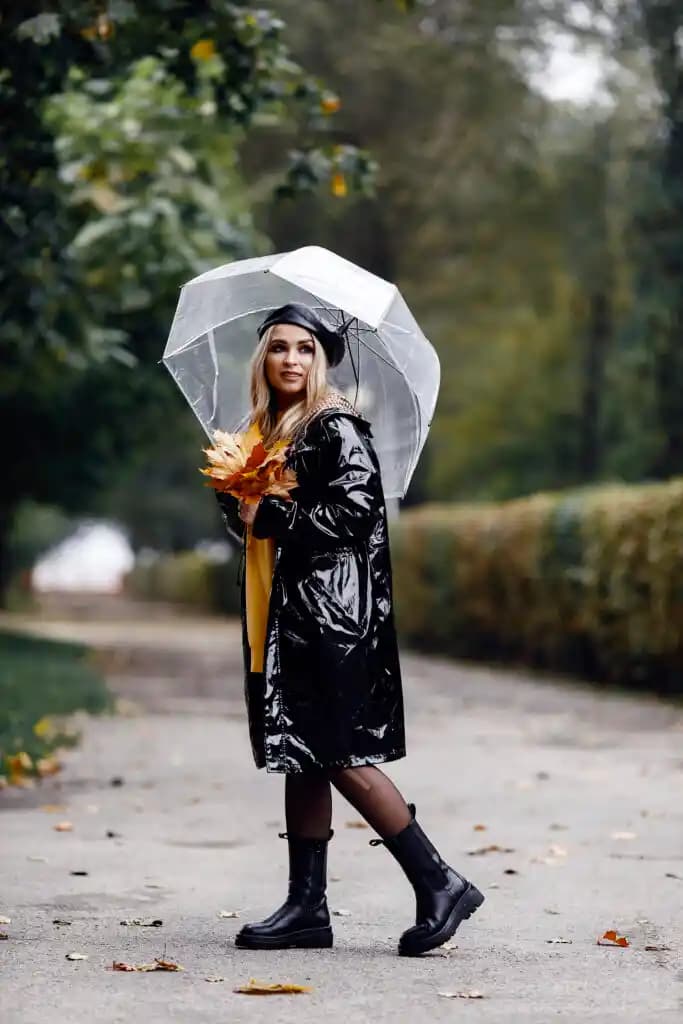 Yağmurlu Havalarda Erkek Modası: Şıklık ve Fonksiyonellik İçin Güncel Kombinasyonlar