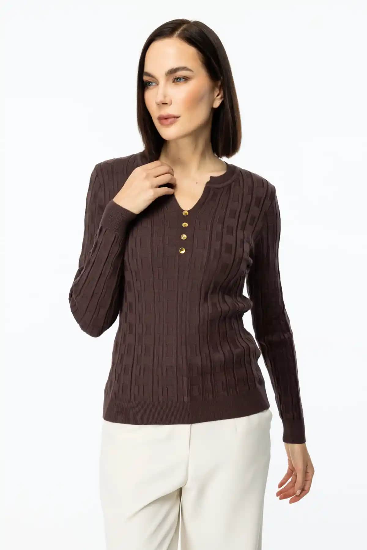 Yaka Düğmeli Kazaklar: Moda Dünyasında Şıklık ve Fonksiyonelliğin Buluşması