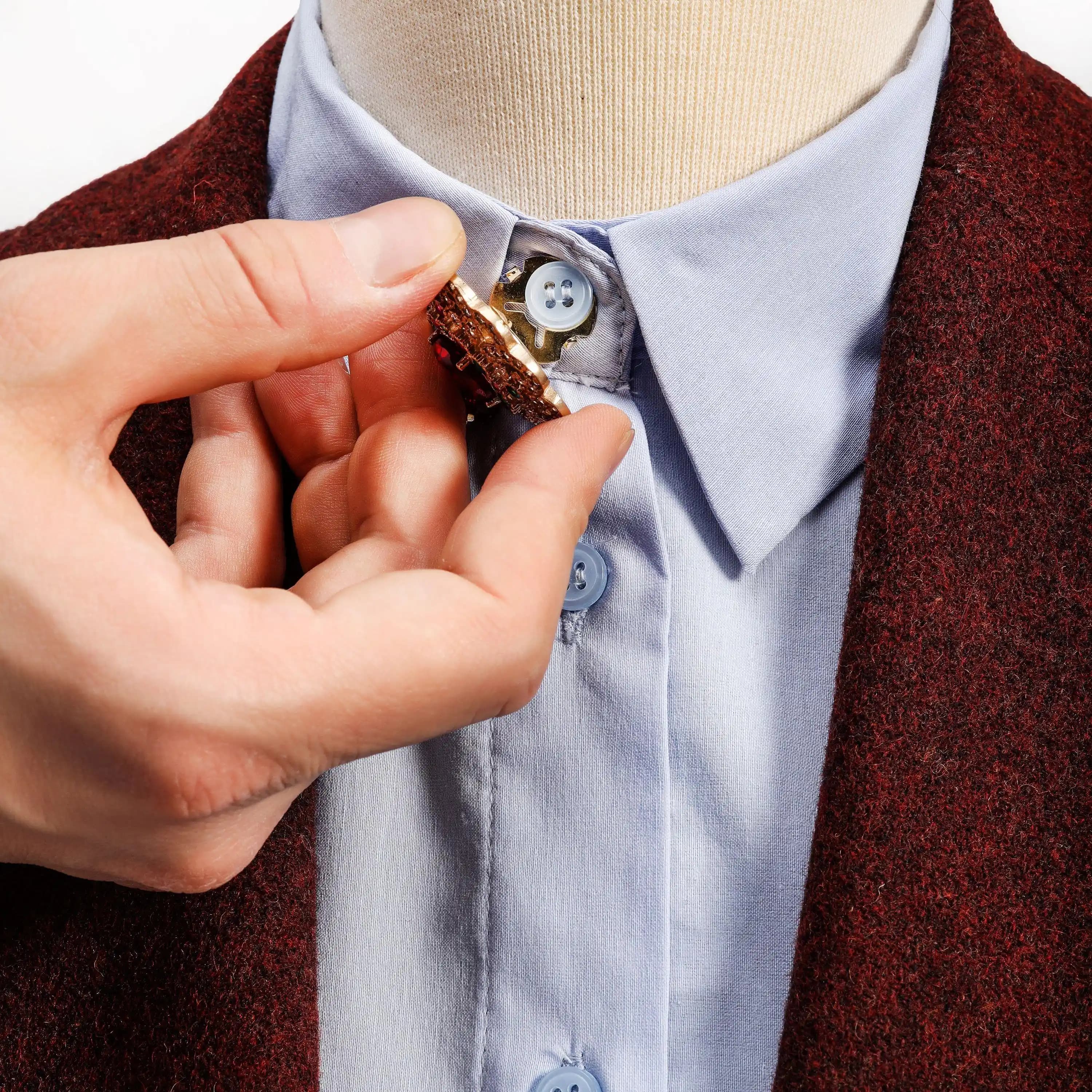 Yaka Düğmesi Modada Detayların Gücü ve Stil İfade Etme Yöntemleri