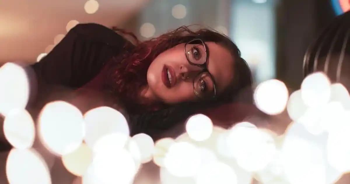 Yakalı Siyah Tişörtler Moda Dünyasında Zamansız Şıklığın Temsilcisi