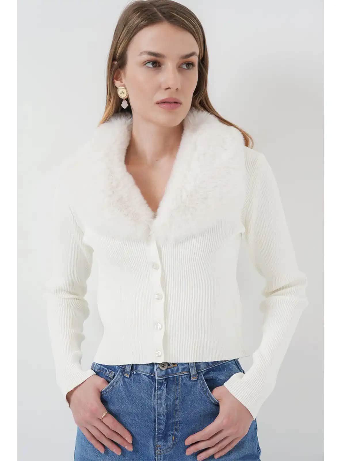 Yakası Kürklü Hırkalar: Şıklık ve Sıcaklığı Bir Arada Sunan Moda Parçaları