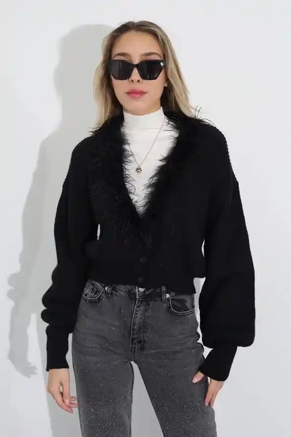 Yakasını Tüylü Hırka: Kış Aylarının Şıklık ve Konforunu Yansıtan Trend Parça