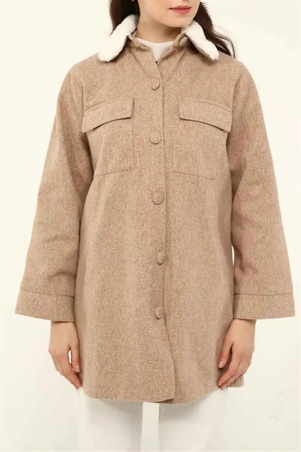 Yakasını Tüylü Kabanlar Moda Dünyasında Sıcak ve Şık Bir Trend Analizi