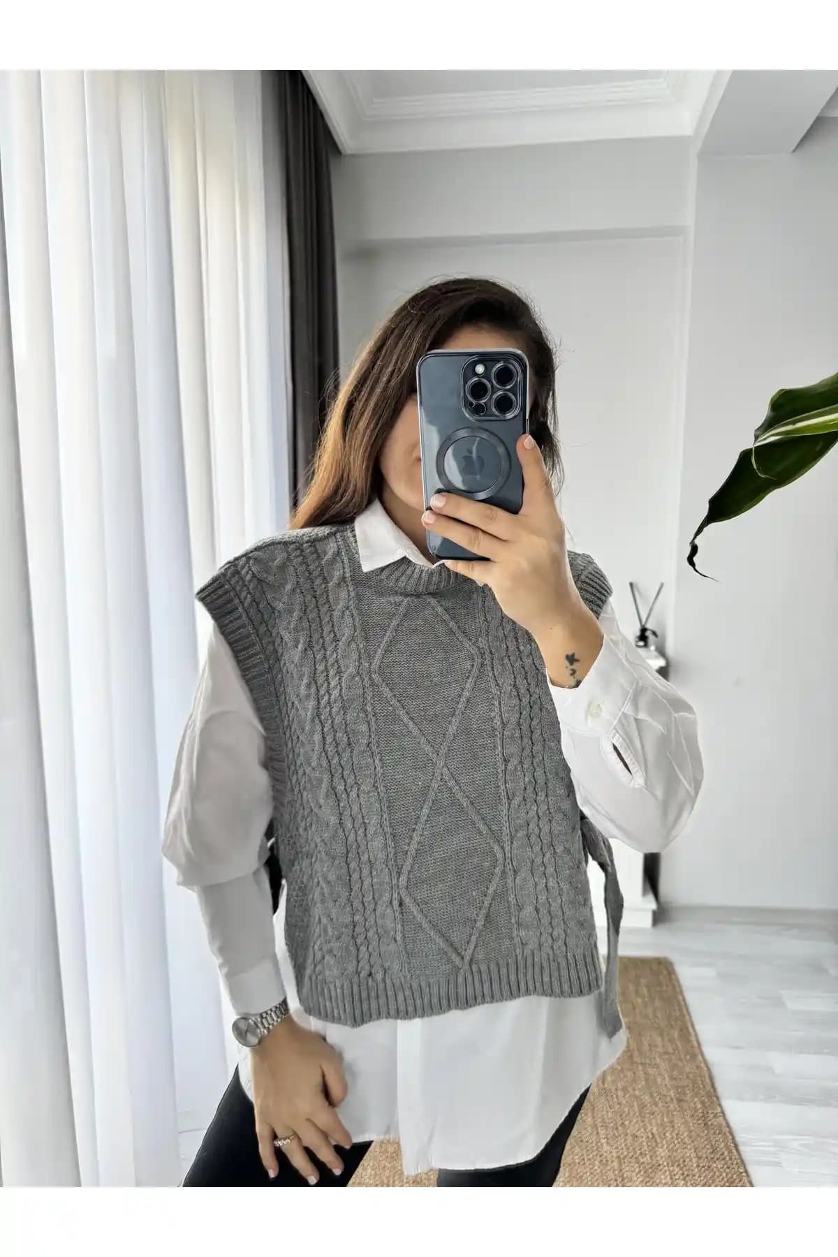 Yandan Açık Süveter Modelleri: Güncel Trendler ve Kombinasyon Önerileri