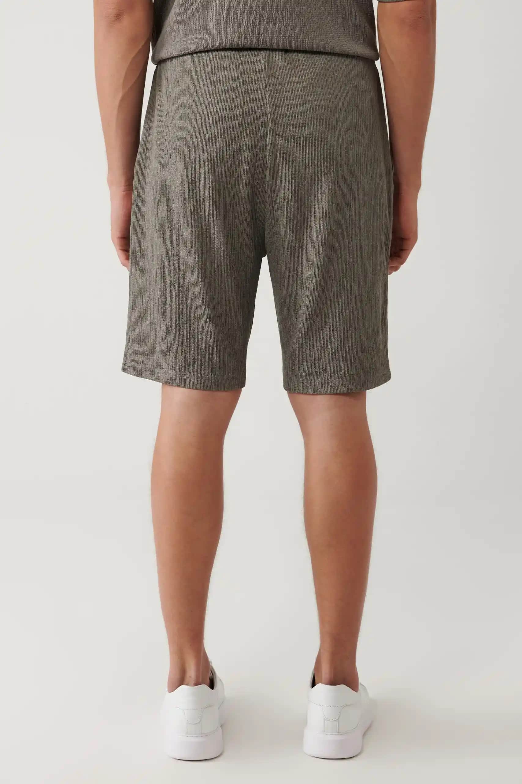 Yandan Cepli Şort Modasında Güncel Trendler ve Kombinasyon Önerileri