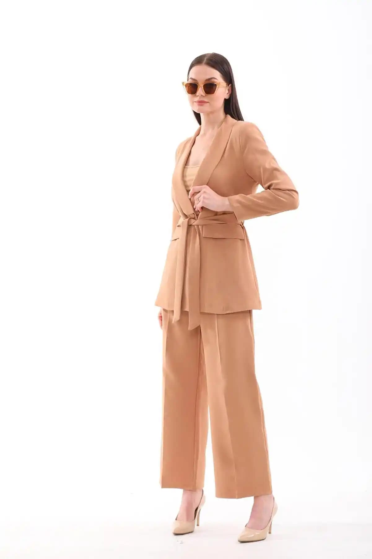 Yandan Düğmeli Takım Elbise Nedir ve Moda Trendlerinde Nasıl Yükseliyor