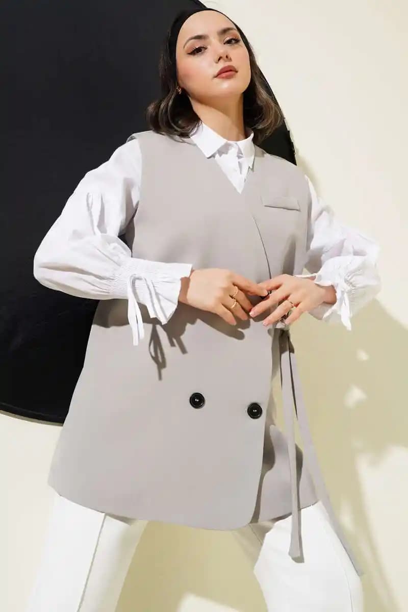 Yandan Düğmeli Yelek Modasında Güncel Trendler ve Kombin Önerileri