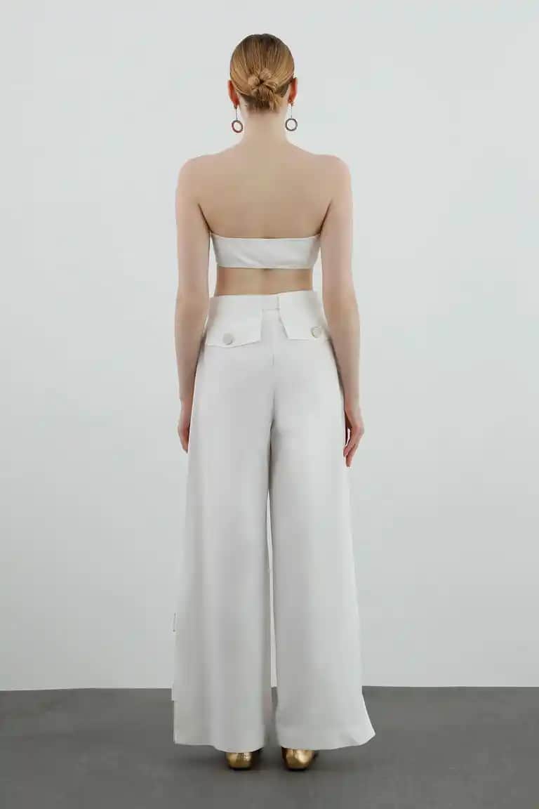 Yandan Yırtmaçlı Bol Pantolon Modada Konfor ve Şıklığın Buluşması