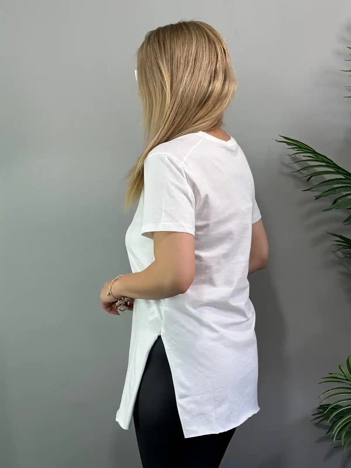 Yanı Yırtmaçlı Tişörtlerle Güncel Moda Trendlerini Yansıtın ve Şıklığa Adım Atın