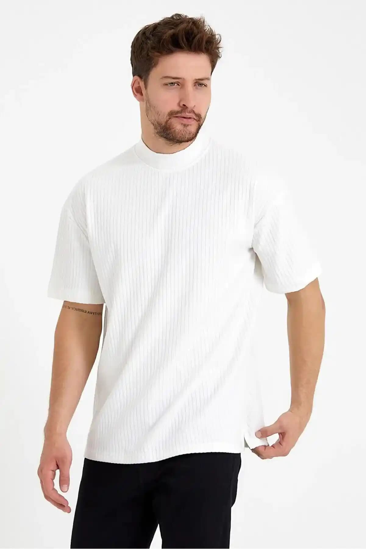 Yarım Boğazlı Tişörtler: Moda ve Konforun Buluştuğu Şık Giyim Seçenekleri