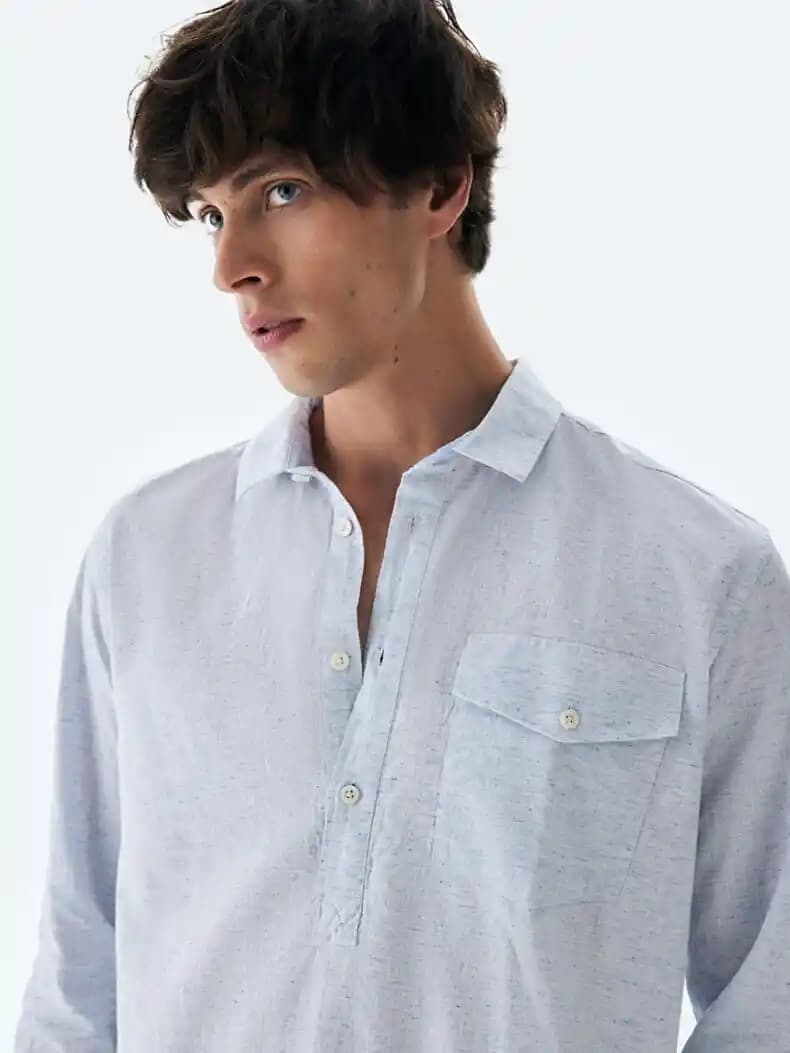 Yarım Düğmeli Gömlek Modası: Stil ve Fonksiyonelliği Bir Arada Sunan Güncel Trendler