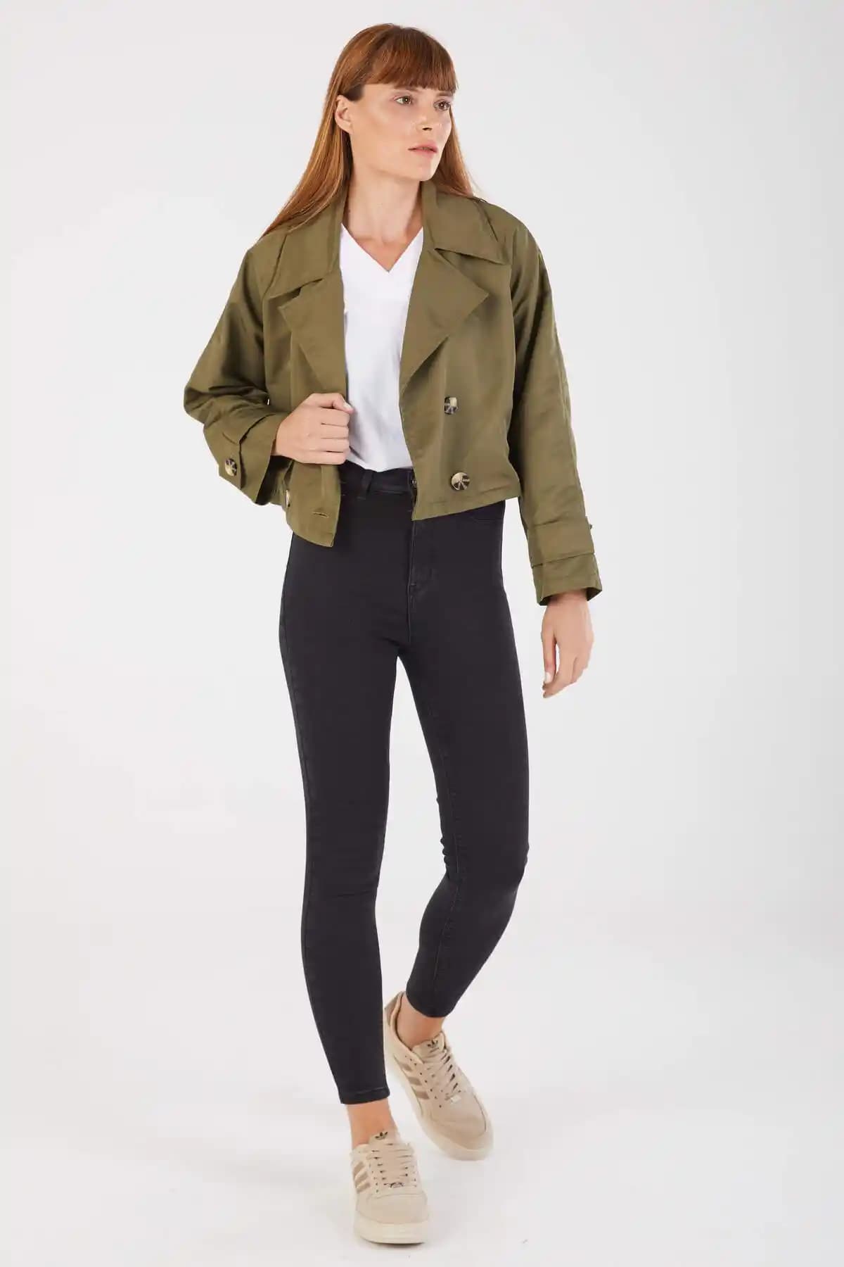 Yarım Trençkot Modası: Şıklık ve Fonksiyonelliğin Modern Kombinasyonları