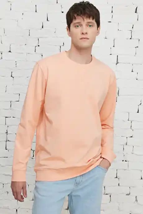 Yavruağzı Sweatshirtler: Moda ve Konforu Bir Arada Sunan Rahat Giyim Seçenekleri