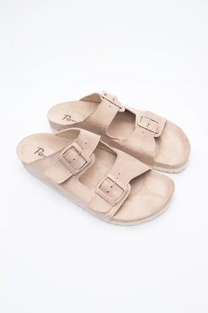 Yaz Aylarında Rahat ve Şık Olmanızı Sağlayan Plaj Terliği Seçenekleri ve Bakımı