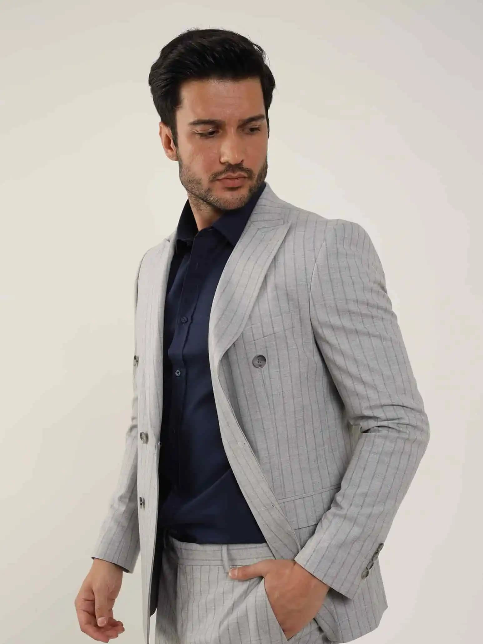 Yaz Aylarında Şık ve Rahat Olmanızı Sağlayan Yazlık Takım Elbise Trendleri ve Kombin İpuçları