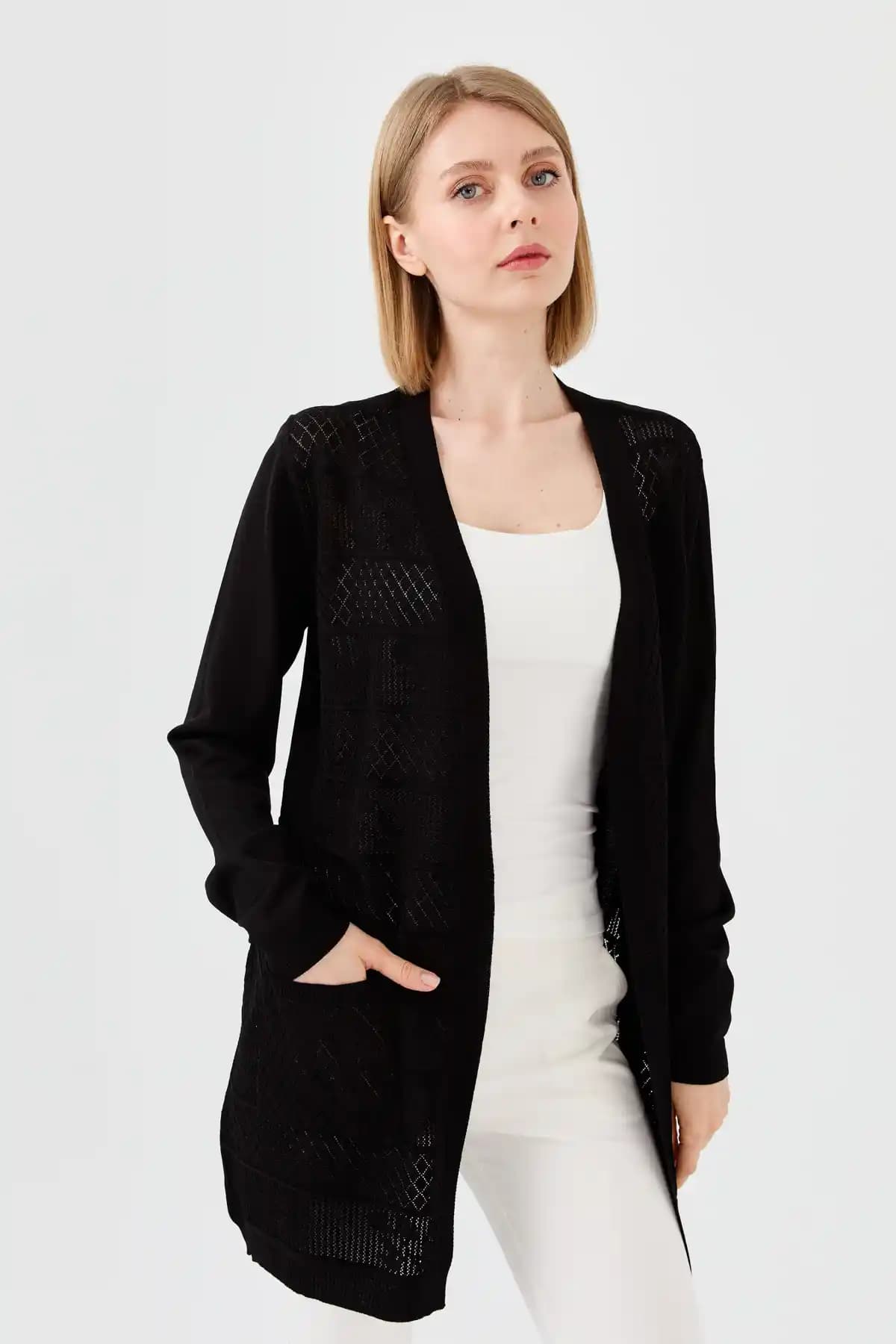 Yaz Aylarında Şıklık ve Rahatlık Sunan Siyah Yazlık Hırka Trendleri ve Kombin İpuçları