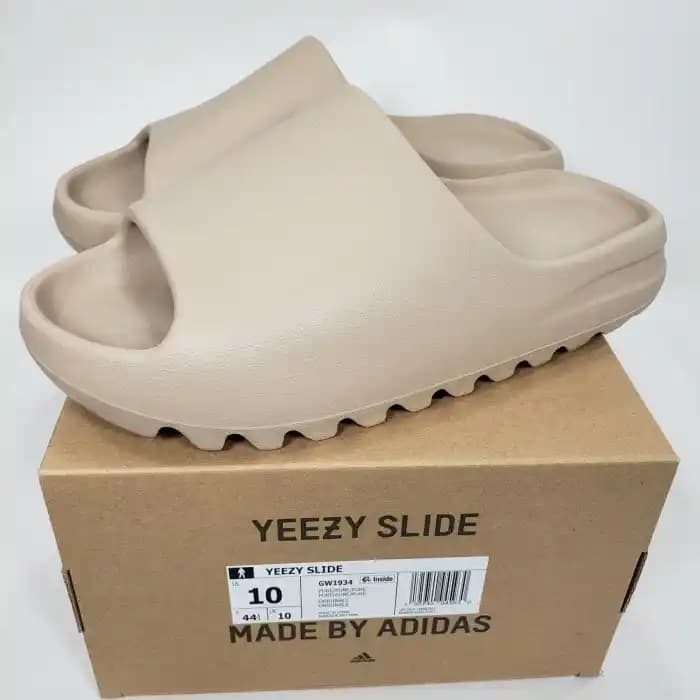 Yaz Aylarının En Popüler Ayakkabısı Yeezy Sandal Modelleri ve Moda Trendleri