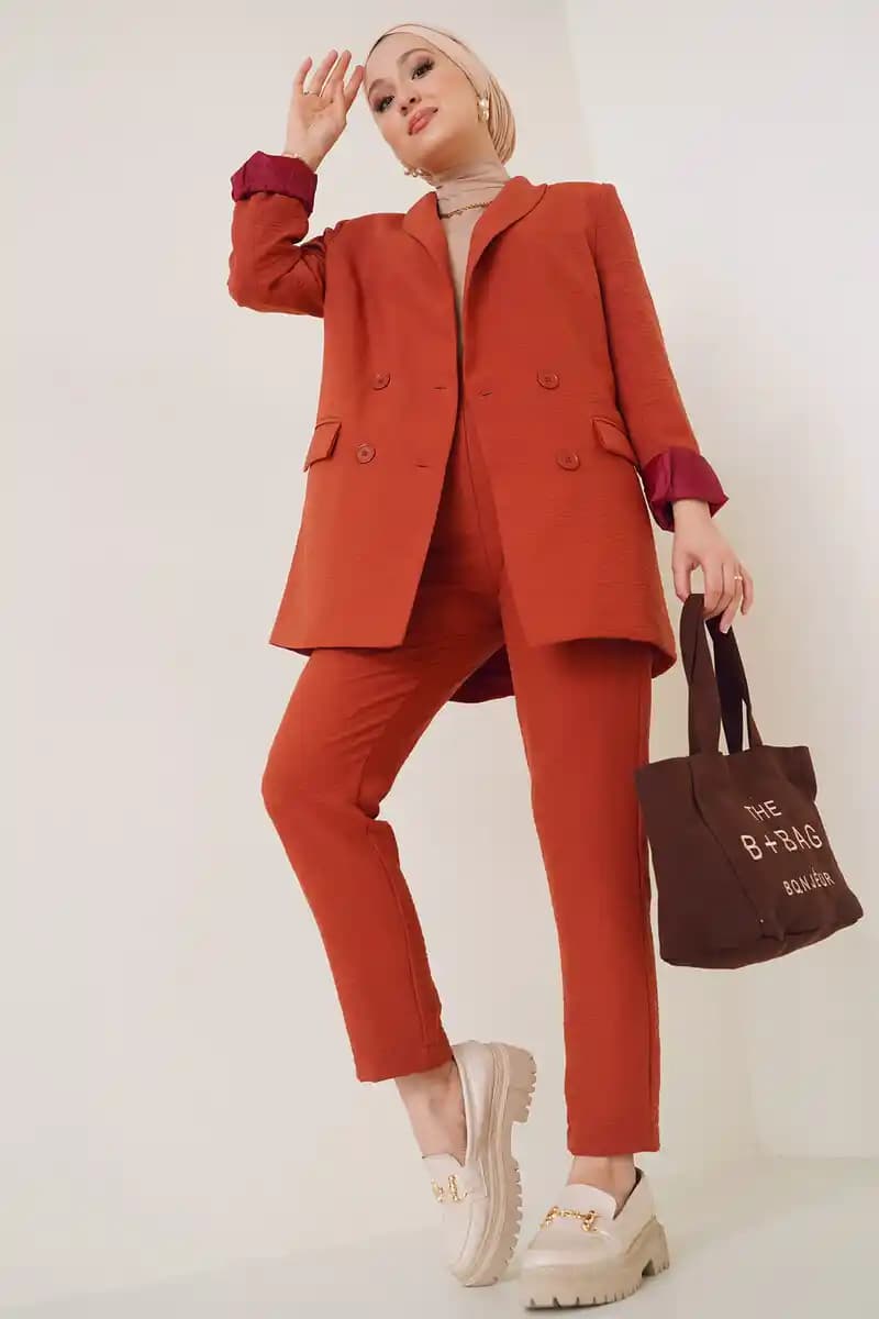 Yazlık Bayan Ceket ve Pantolon Takımlarıyla Şıklığı ve Konforu Bir Arada Yakalayın