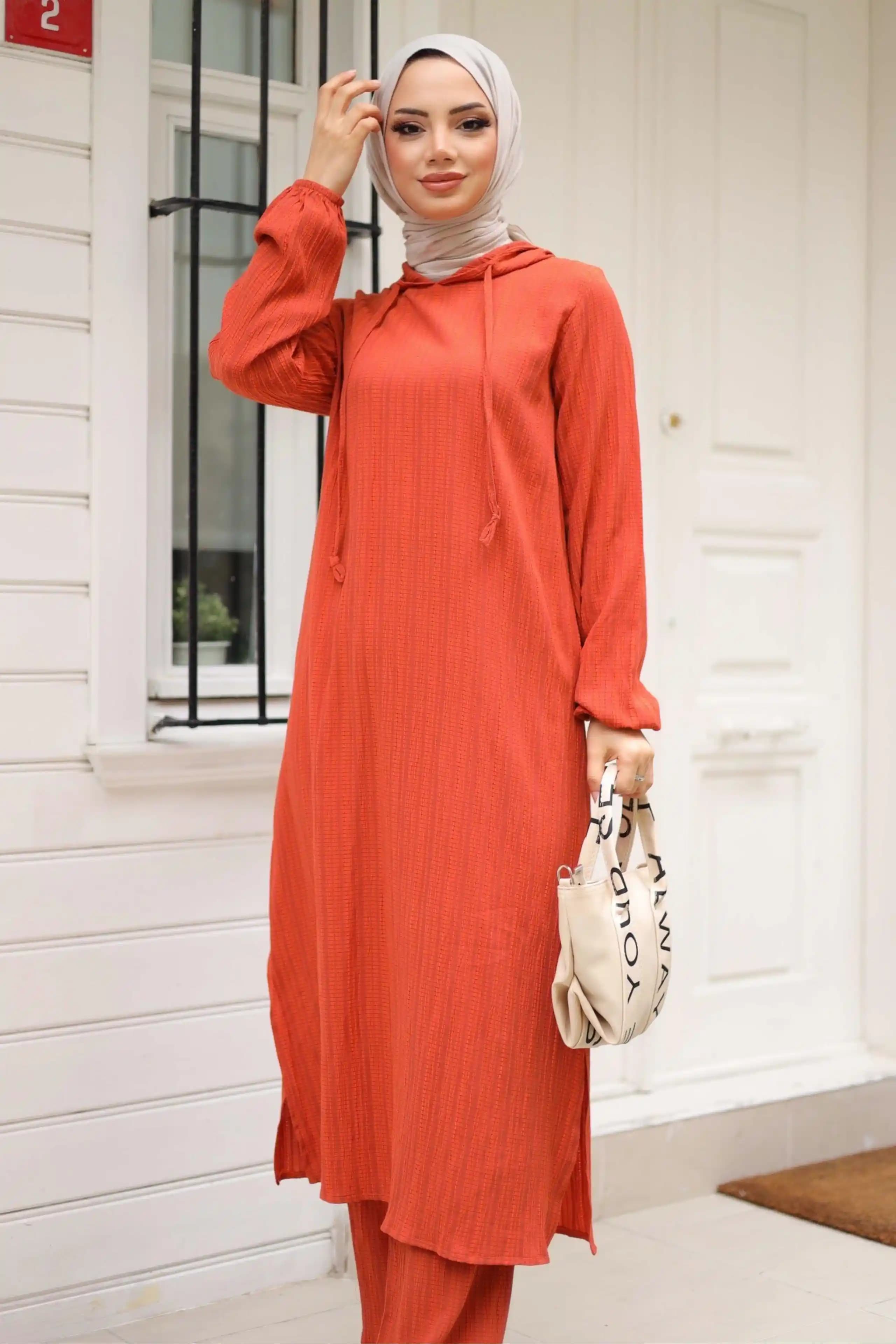 Yazlık Kapşonlularla Yaz Aylarında Şıklık ve Konforu Yakalayın