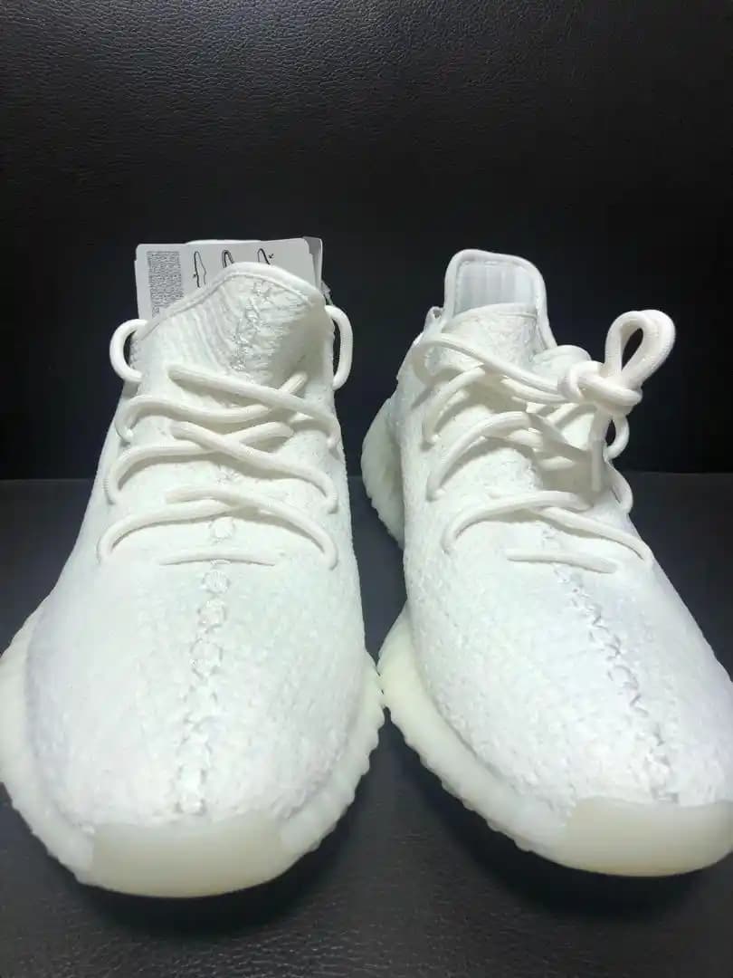 Yeezy 300 Moda Dünyasında Yenilikçi Tasarımıyla Modern Stil İkonu Oluyor
