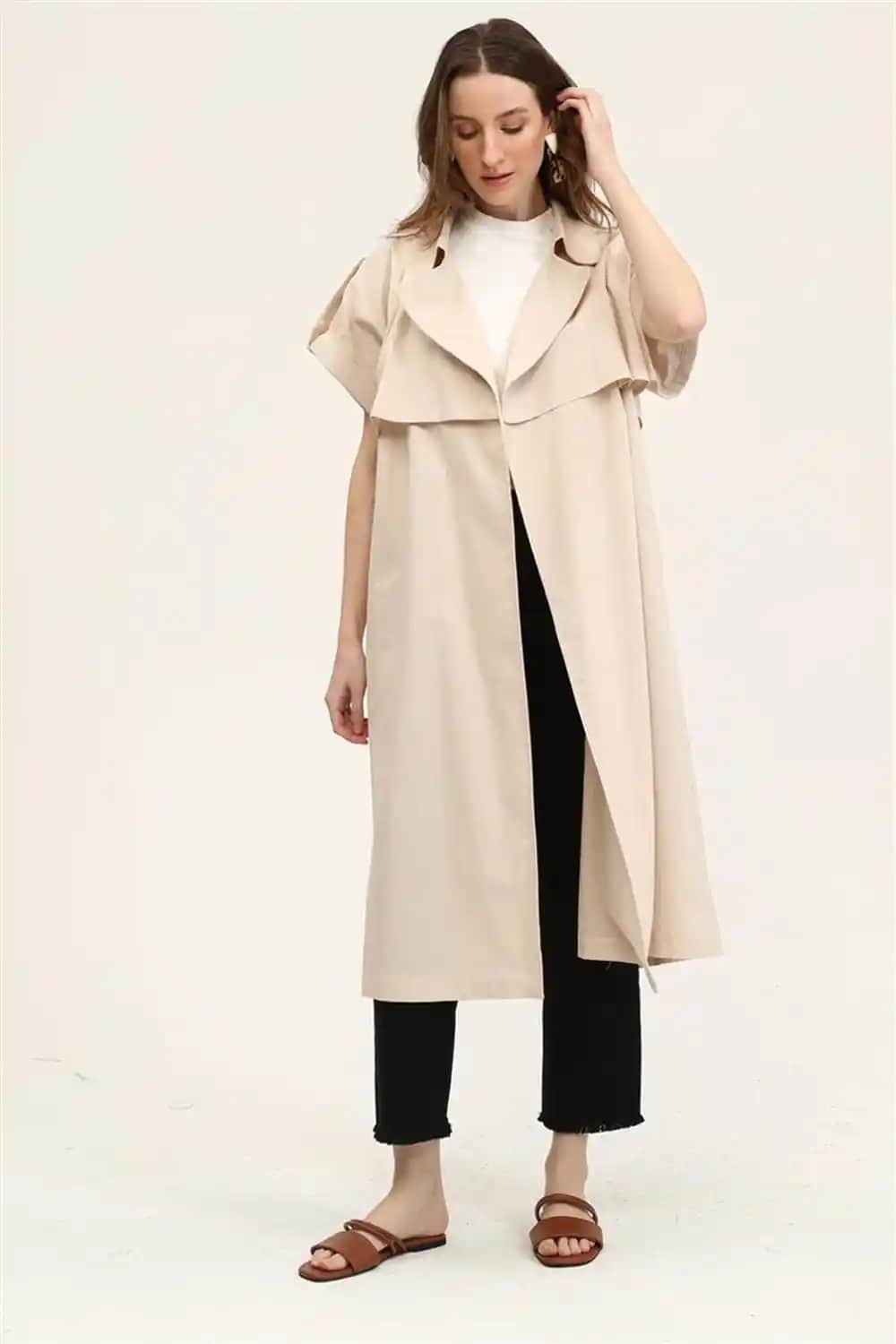 Yelek ve Trençkot Modasında Şıklık ve Fonksiyonellik: Tarihçe ve Güncel Trendler