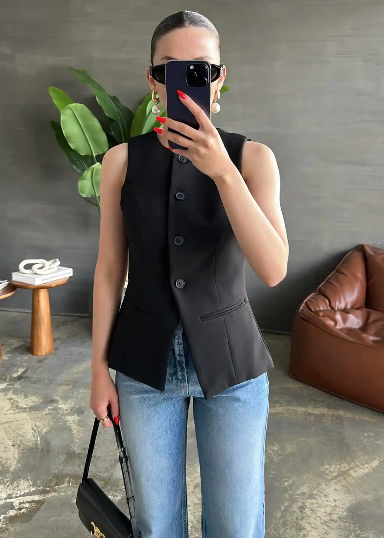 Yelek Yakası Modada Şıklığın Detaylarındaki Gücü ve Güncel Trendler