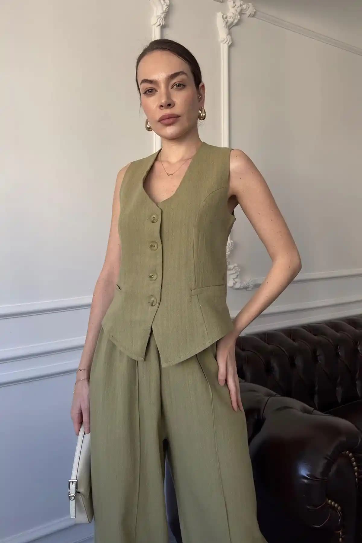 Yelekli Keten Takım Modası: Yaz Ayları İçin Şık ve Rahat Bir Seçenek