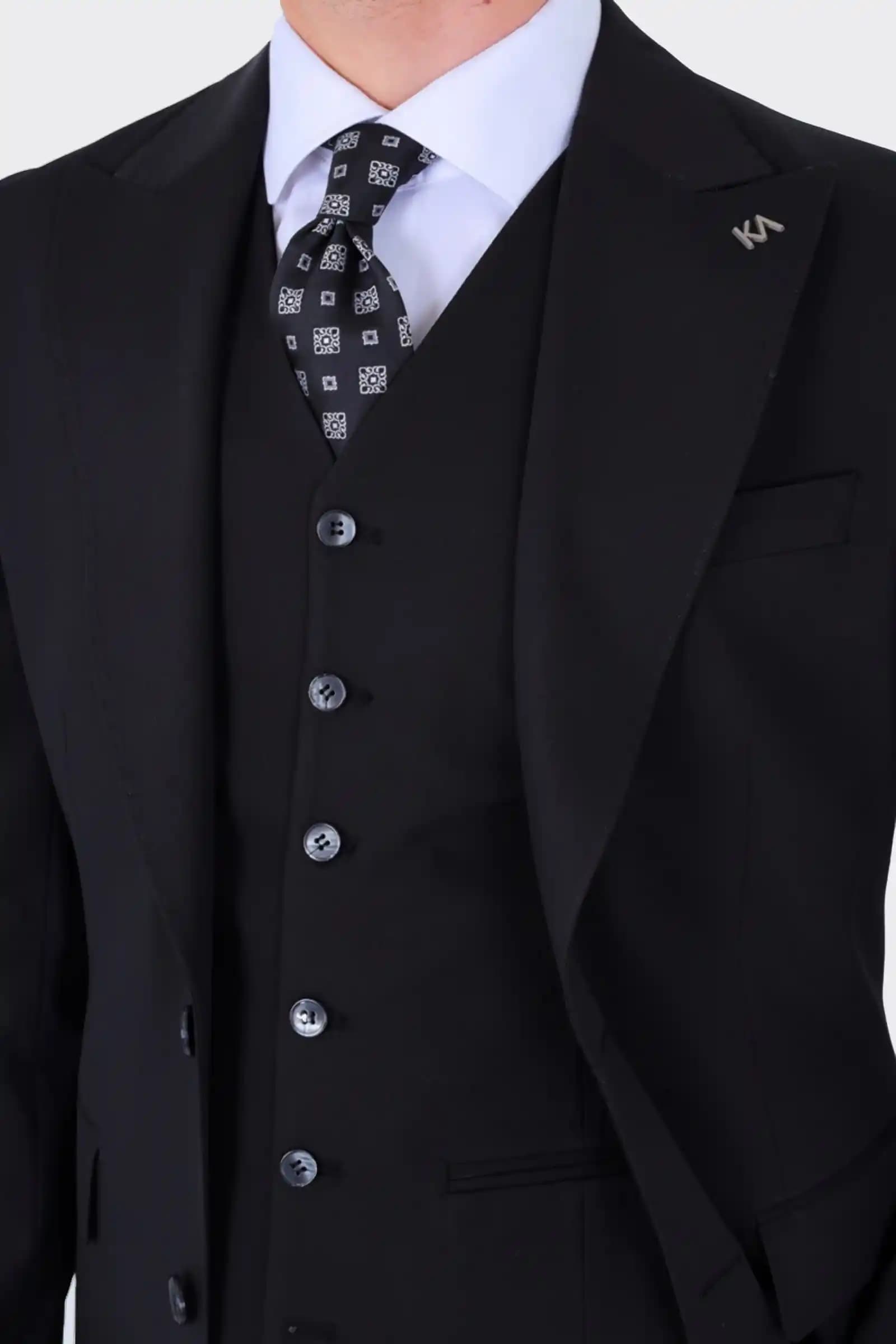 Yelekli Siyah Takım Elbise: Zamansız Şıklık ve Güncel Moda Trendleri