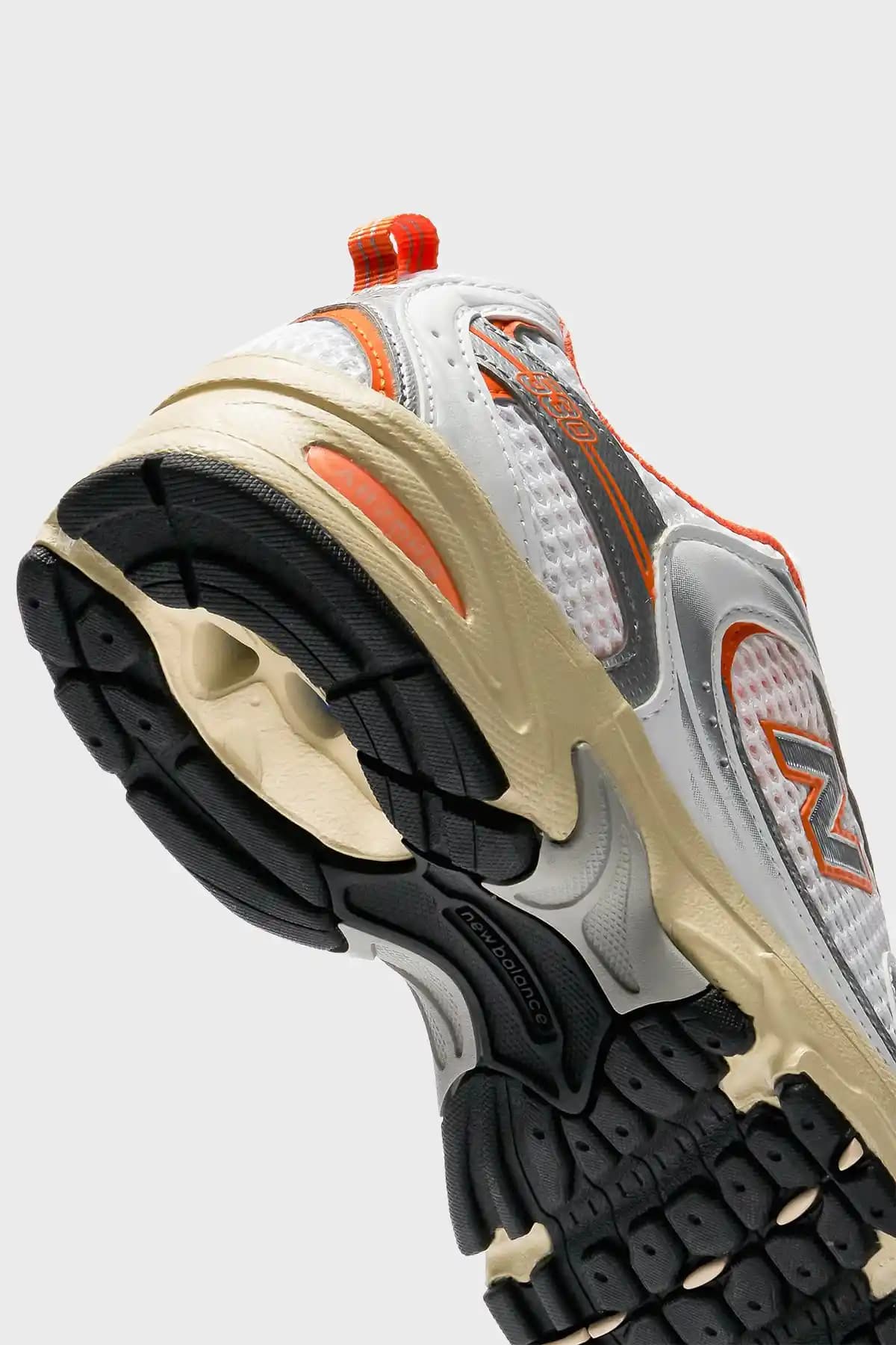 Yeni Balance Bayan Beyaz Spor Ayakkabılarıyla Günlük Şıklık ve Konforun Keyfini Çıkarın