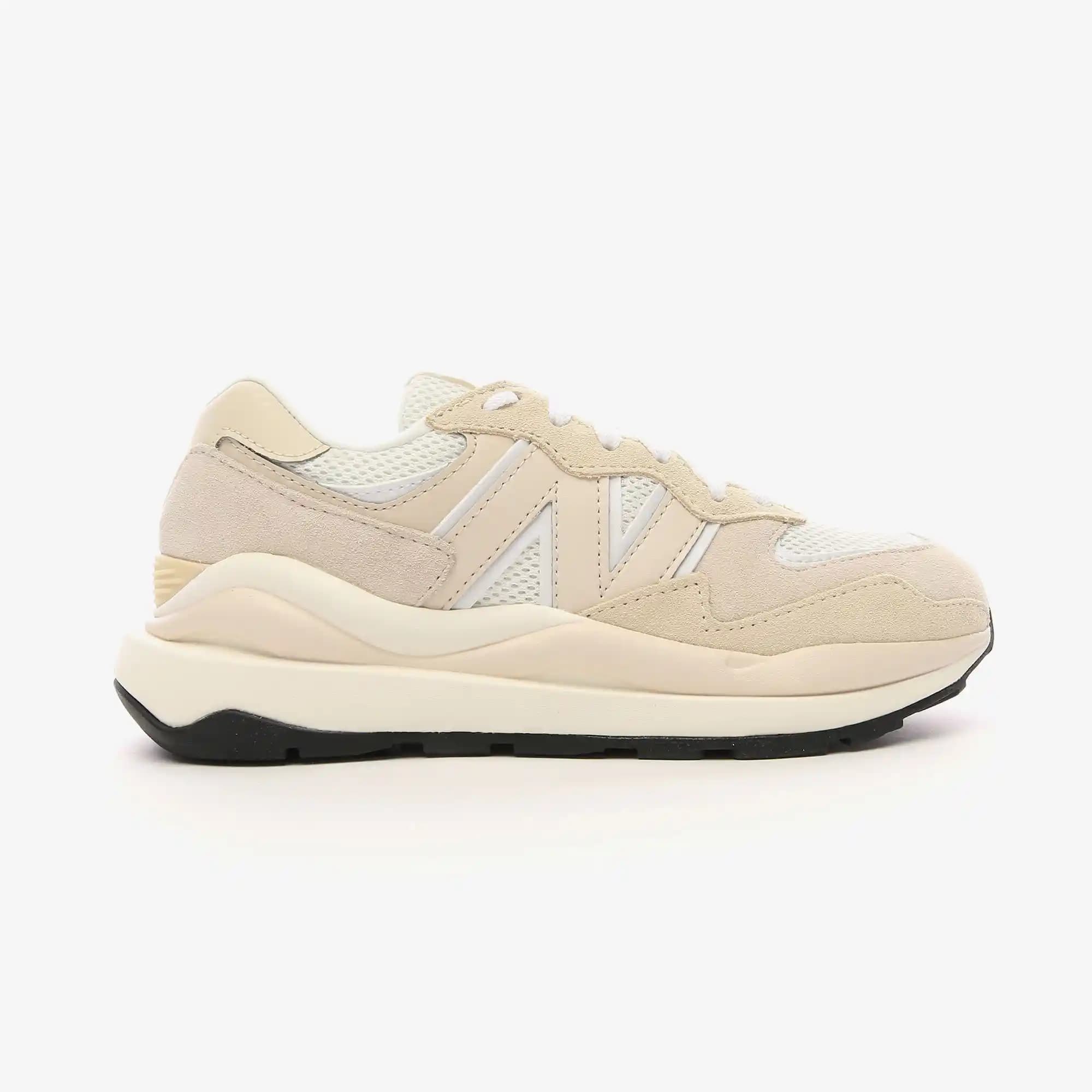 Yeni Balans 5740 Bej Spor Ayakkabı Modada Şıklık ve Rahatlığın Simgesi
