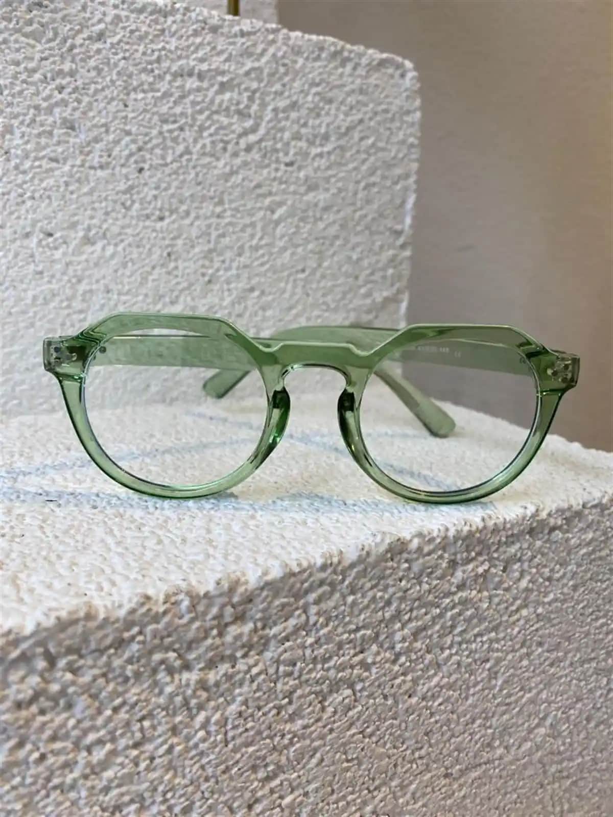 Yeşil Çerçeveli Gözlükler Moda ve Stil Üzerindeki Etkisiyle Öne Çıkıyor